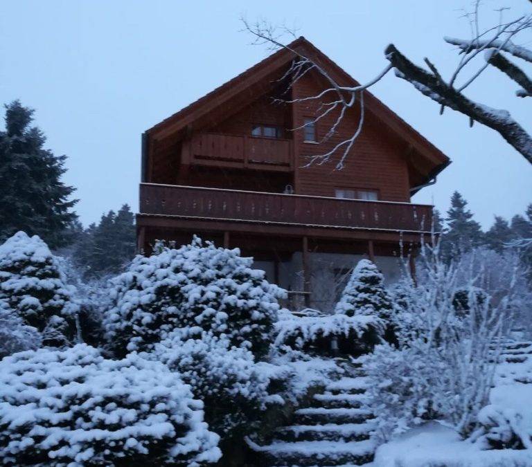 Holzhaus-Oberbrändi-Schnee