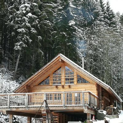 block-huette-floesserhaus-winter-2018 blockhaus floesserhaus im winter mit kamin rauch