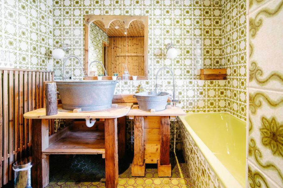 Das Badezimmer des Gruppenhaus Schwarzwald Schlössle ist extravagant