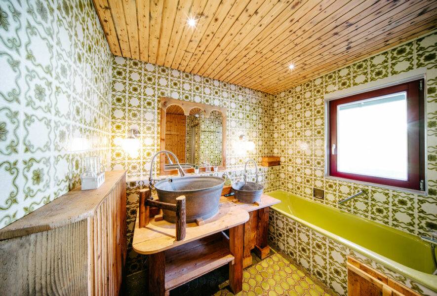 Das Badezimmer im Seminarhaus Schlössle ist retro-modern gestaltet und erinnert die Gäste an die Zeit der Großeltern | Gruppenhaus im Schwarzwald
