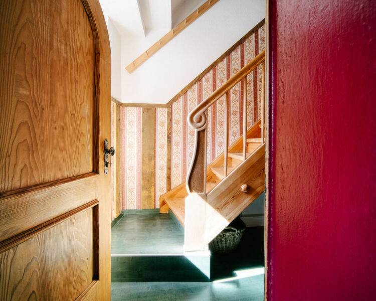 Die Gruppenzimmer sind im Gruppenhaus von dem großen Gastraum räumlich abgetrennt, welche beim entlang laufen über die Treppenstufen erreicht werden können | Gruppenhaus im Schwarzwald