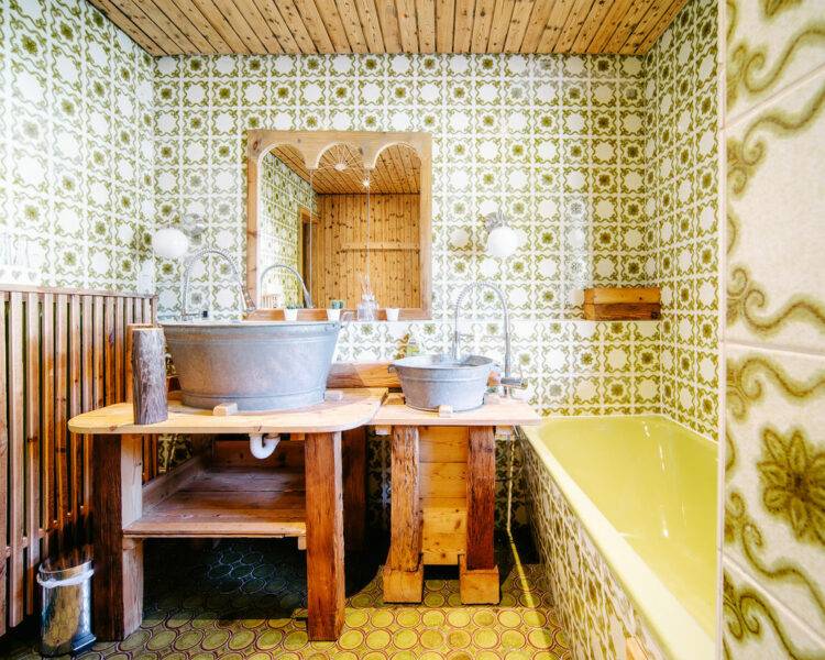 Das Badezimmer im Gruppenhaus Schlössle ist retro-modern gestaltet und erinnert die Gäste an die Zeit der Großeltern | Gruppenhaus im Schwarzwald