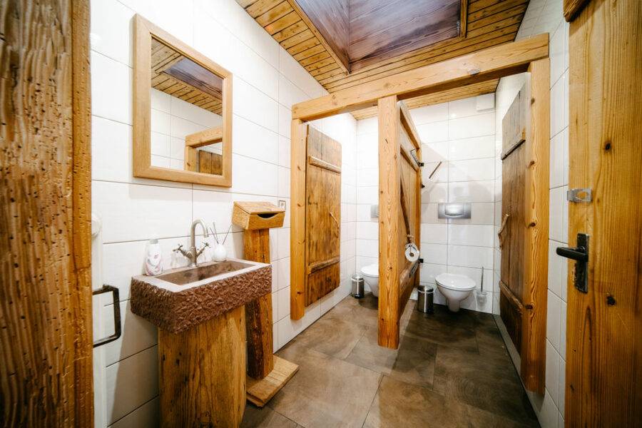 Neben dem Gastraum haben wir eine vollständige geschlechtergetrennte Toilettenanlage in dem Schwarzwald Gruppenhaus Schlössle verfügbar | Gruppenhaus im Schwarzwald