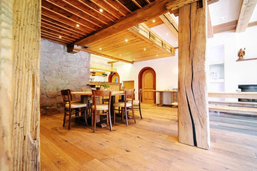 Der große Gastraum im Unterschoss des Tagungshaus Schlössle bietet Platz für bis zu 65 Personen | Gruppenhaus im Schwarzwald