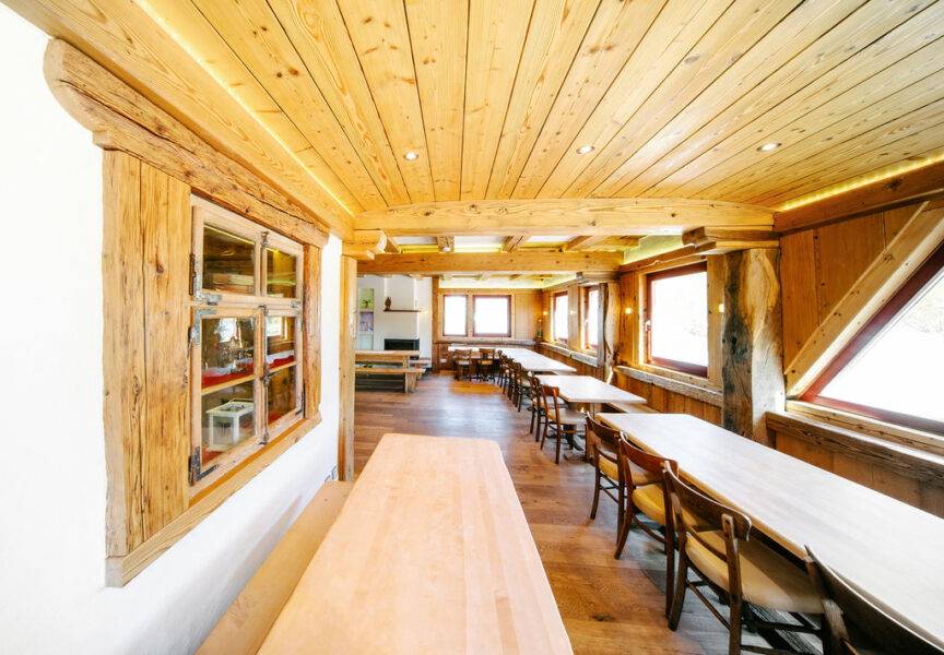 Der große Gastraum im Unterschoss des Seminarhaus Schlössle bietet Platz für bis zu 65 Personen | Gruppenhaus im Schwarzwald