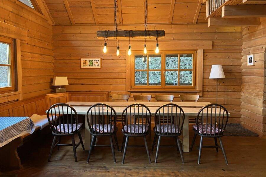 Der große Esstisch in unserem Schwarzwald Blockhaus bietet viel Platz für große Junggesellengruppen, um JGA Ideen oder JGA Spiele durchzuführen