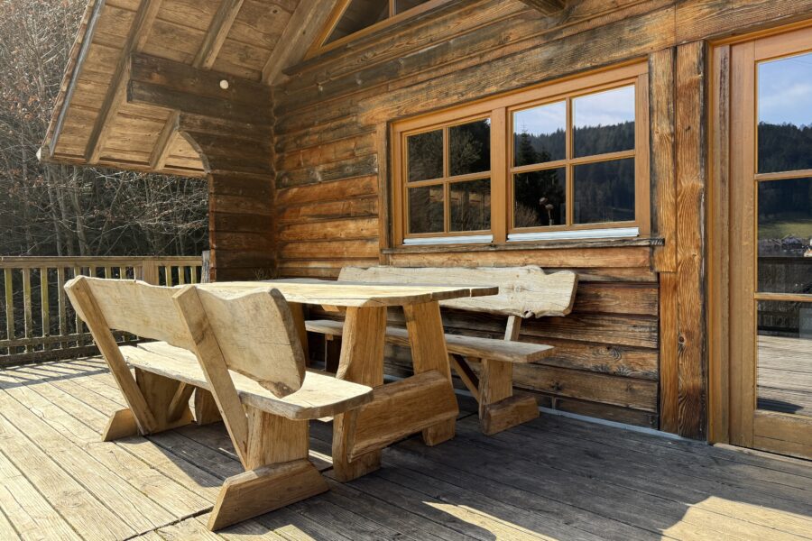 Die Terrasse vom Schwarzwald Blockhaus verfügt über ausreichend Sitzmöglichkeiten | Schwarzwald Blockhaus mieten