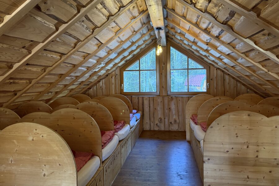 Übernachten tun unsere Blockhaus Gäste auf den voneinander abgetrennten Boxbetten | Blockhaus Schwarzwald mieten