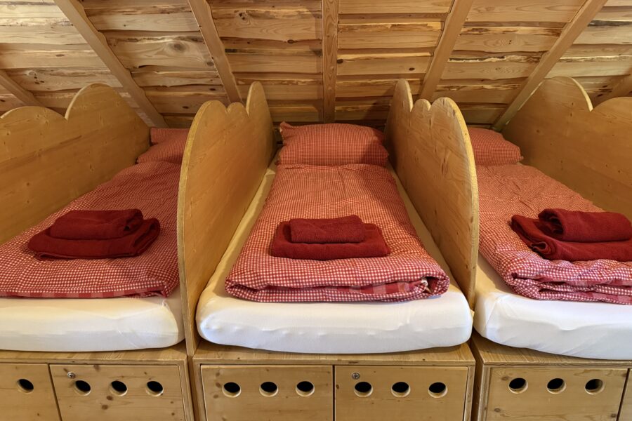 Übernachten tun unsere Blockhaus Gäste auf den voneinander abgetrennten Boxbetten | Blockhaus Schwarzwald mieten