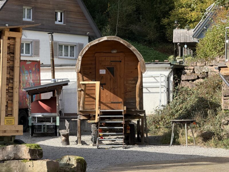 Die Außenansicht unserer hauseigenen Sauna, welche bei einem Aufenthalt im Gruppenhaus Schlössle dazu gebucht werden kann | Unterkunft mit Sauna